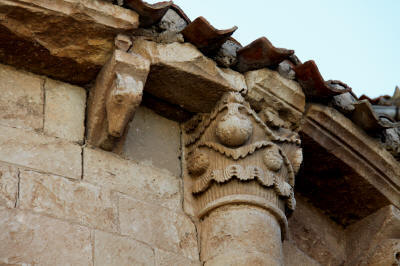Detalle del exterior del ábside de Santa María La Mayor (Aguilar de Bureba,BURGOS)