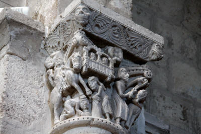 Capitel de la nave central de Santa María La Mayor (Aguilar de Bureba,BURGOS). Se representa la lucha entre David y Goliat a la derecha, mientras que a la izquierda se aprecia un jinete cuya montura aplasta a su enemigo (?).