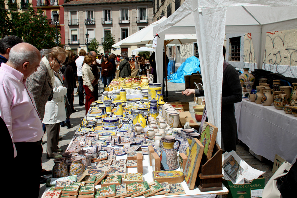 Feria de la cacharrería (2010) en la Plaza de las Comendadoras de Madrid.