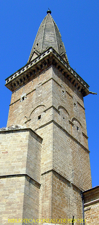 San Pedro de Olite. Gran torre gótica de 54 metros de altura, rematada con un bonito y curioso chapitel agudo