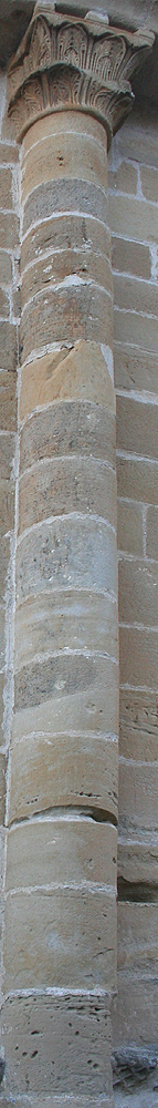 Columna del abside de la iglesia románica de Ochánduri (LA RIOJA)