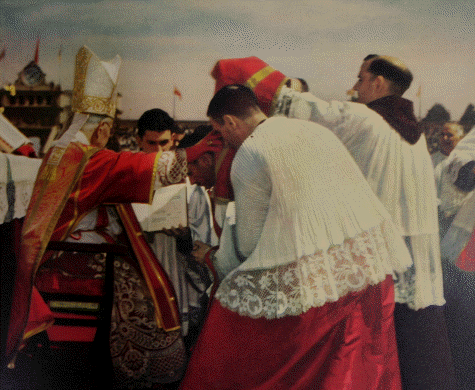 Congreso Eucarístico Internacional de Barcelona (Montjuic),1952. En la  imagen, obra de Ortiz Echagüe, tanda de ordenaciones sacerdotales conferida, en las campas deportivas de Montjuic, a ochocientos presbíteros.