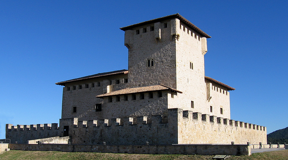 Vista general de la Torre de los Varona en Villañane (Alava)