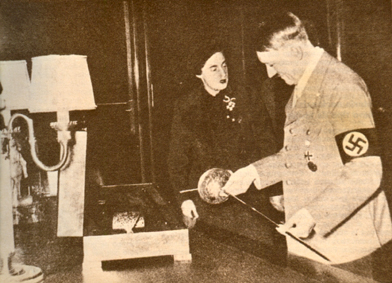 Pilar Primo de Rivera entrega una espada y una daga de antigua artesana toledana a Adolfo Hitler durante uno de sus viajes a la Alemania nazi, mayo de 1938