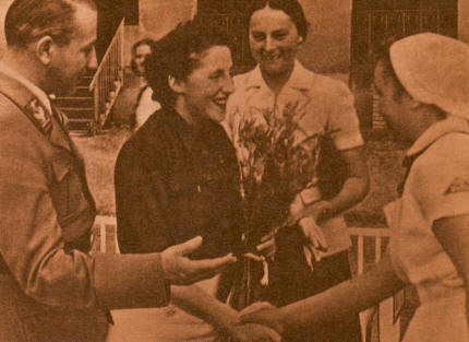 Pilar Primo de Rivera saluda a un miembro de la juventudes femeninas alemanas (Signal, octubre de 1943)