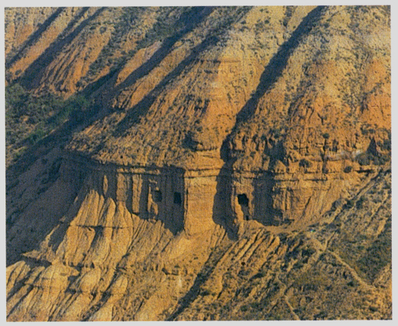 Vista frontal de las cuevas del Monte Cantabria. Sobre su parte alta se situa el yacimiento de la foto anterior.