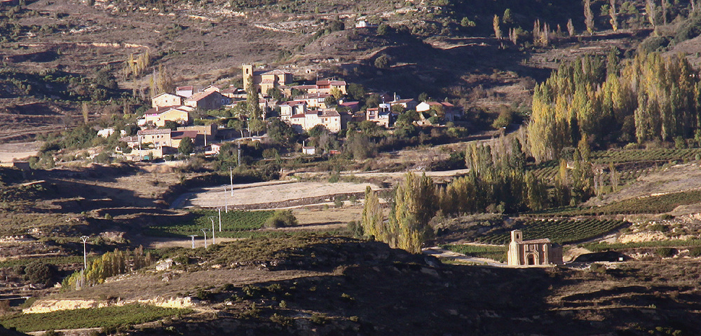 Santa María de la Piscina en el entorno de Peciña.Vista mediante teleobjetivo desde el castillo de Davalillo.
