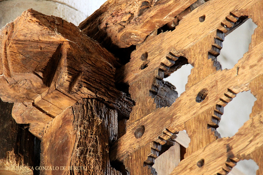 Detalle de la fbrica de madera de haya del coro de San Lorenzo de Vallejo, en la villa de Vallejo de Mena