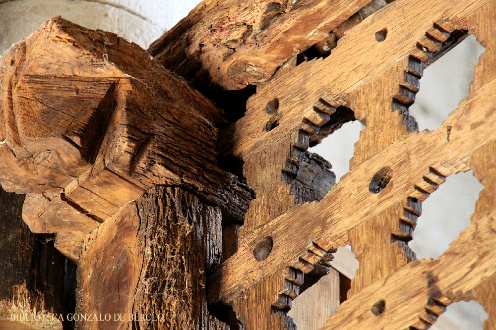 Detalle de la fábrica de madera de haya del coro de San Lorenzo de Vallejo, en la villa de Vallejo de Mena