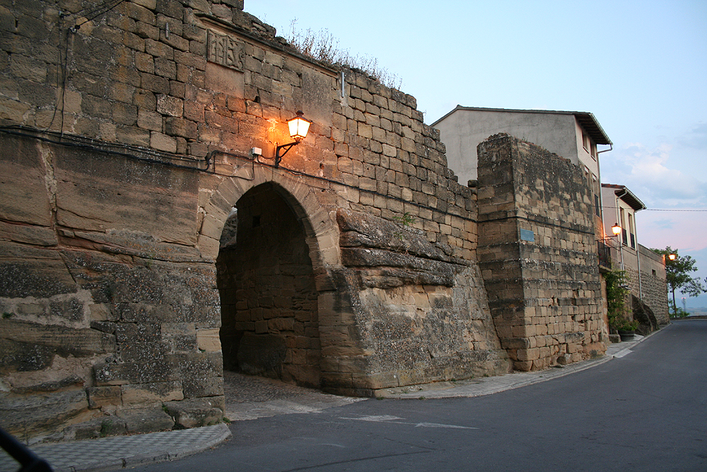 Puerta oeste de la villa de Briones.
