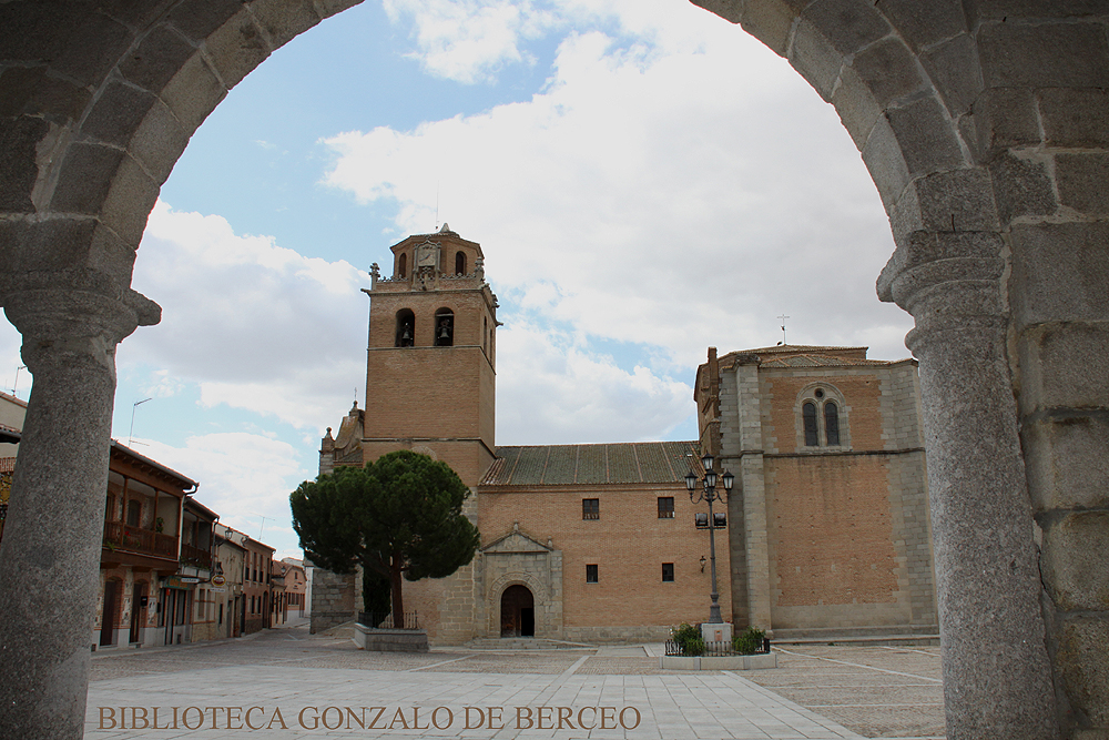 Vista panorámica de la plaza e iglesia de Martin Muñoz de las Posadas en Segovia desde los arcos de granito del Exmo. Ayuntamiento.