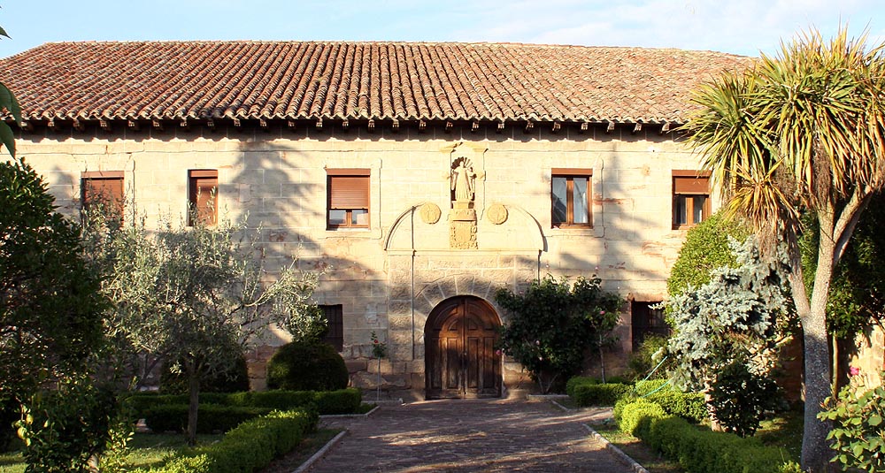Entrada a la residencia del Monasterio de Cañas (La Rioja)